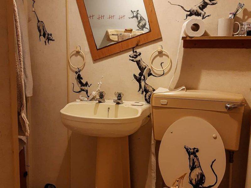Знаменитый Бэнкси в самоизоляции рисует картины у себя в туалете