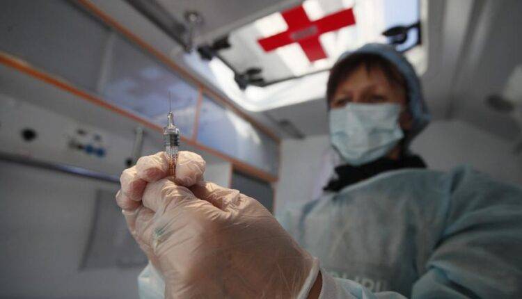 Минздрав России приостановил плановую вакцинацию из-за коронавируса