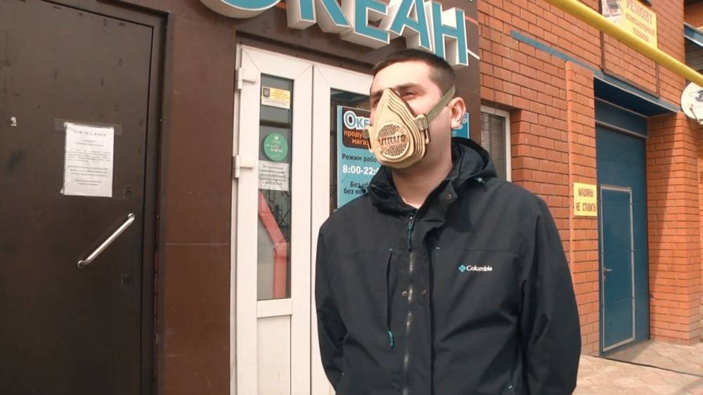 Житель Татарстана мастерит деревянные маски для защиты от вируса.