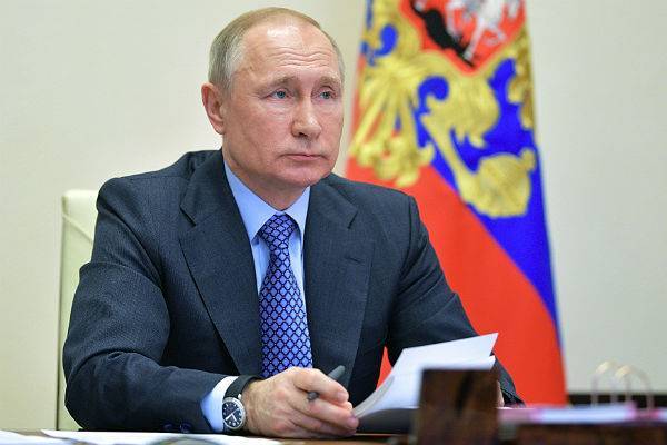 Путин поручил ускорить испытания лекарств от коронавируса