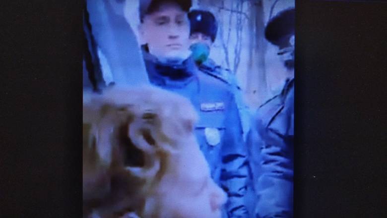 Впечатлительным - не смотреть: московская полиция зверствует над пожилой женщиной