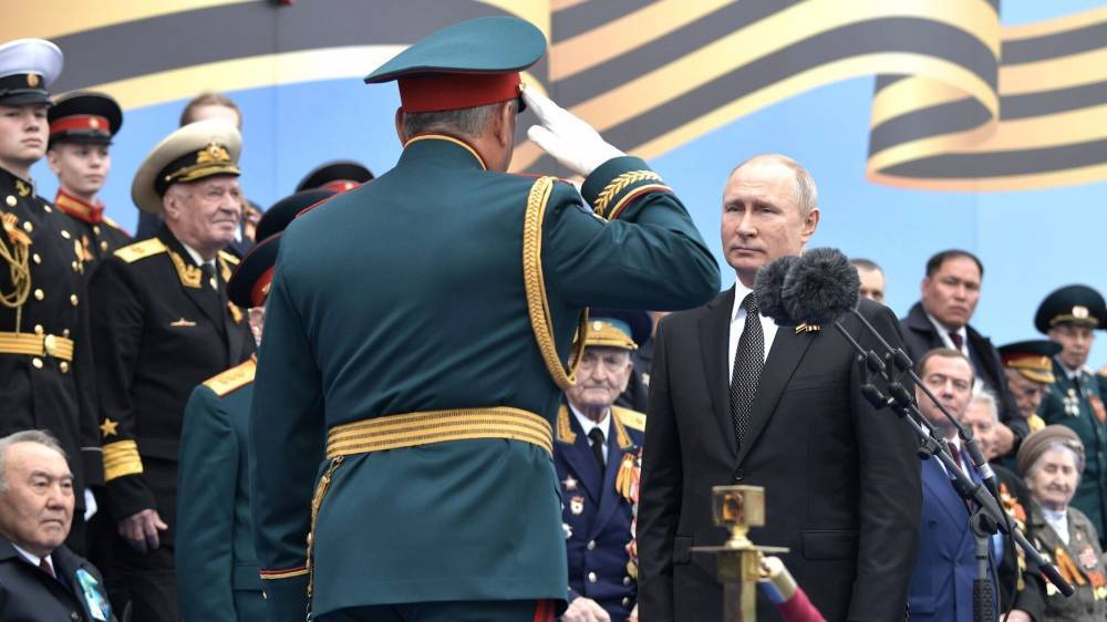 Песков призвал дождаться решения Путина о переносе парада Победы