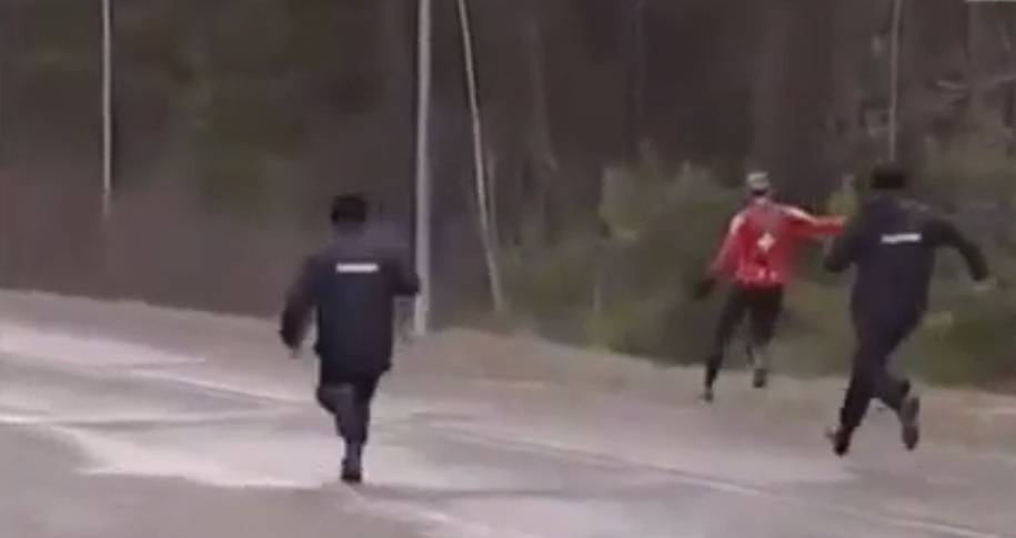 Нарушевшего карантин бегуна догнали полицейские и попали на видео