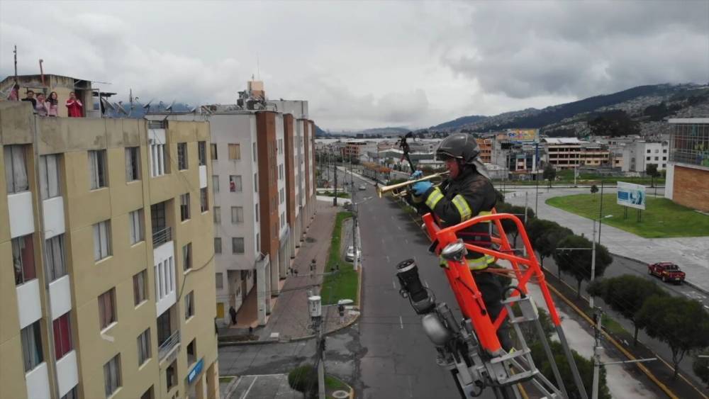 Пожарный в Эквадоре сыграл на трубе для людей на карантине.