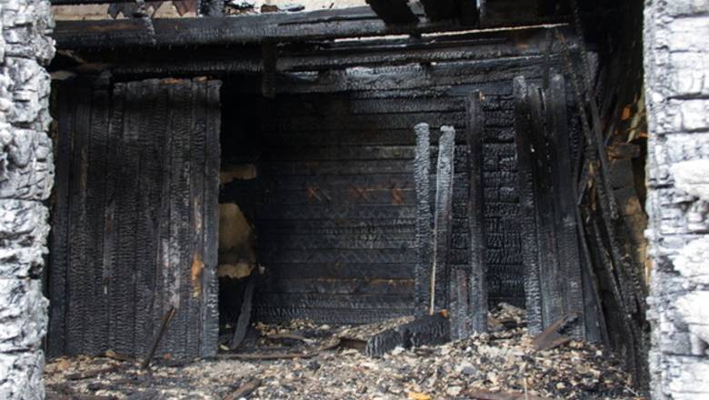 В Тюмени на улице Шмидта сгорел частный деревянный дом