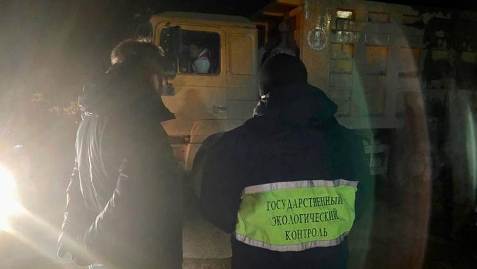 В Петербурге задержали водителя самосвала, сбрасывавшего отходы в Юнтоловский заказник