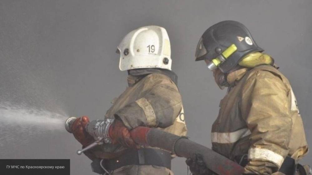 Спасатели ЯНАО три часа тушили пожар в гараже