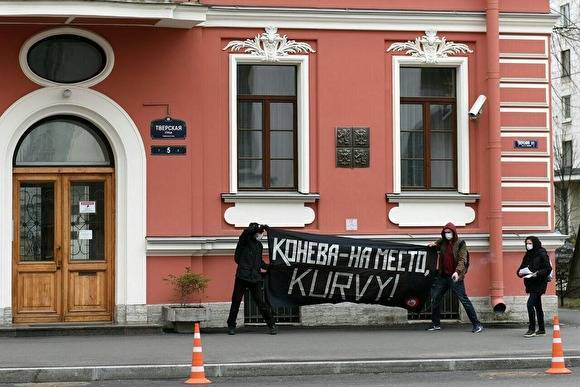 В Петербурге нацбола задержали за пикет в защиту маршала Конева возле ядерного объекта