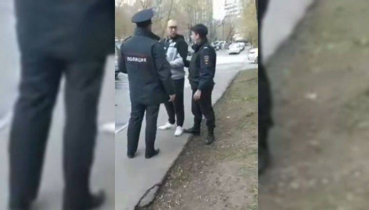 Жителя Москвы оштрафовали за прогулку с коляской у подъезда дома