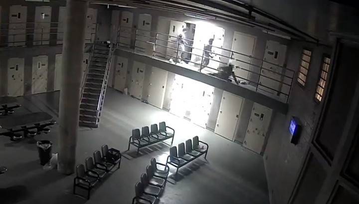 Заключенный американской тюрьмы вооружился мылом и лишил сознания двух охранников