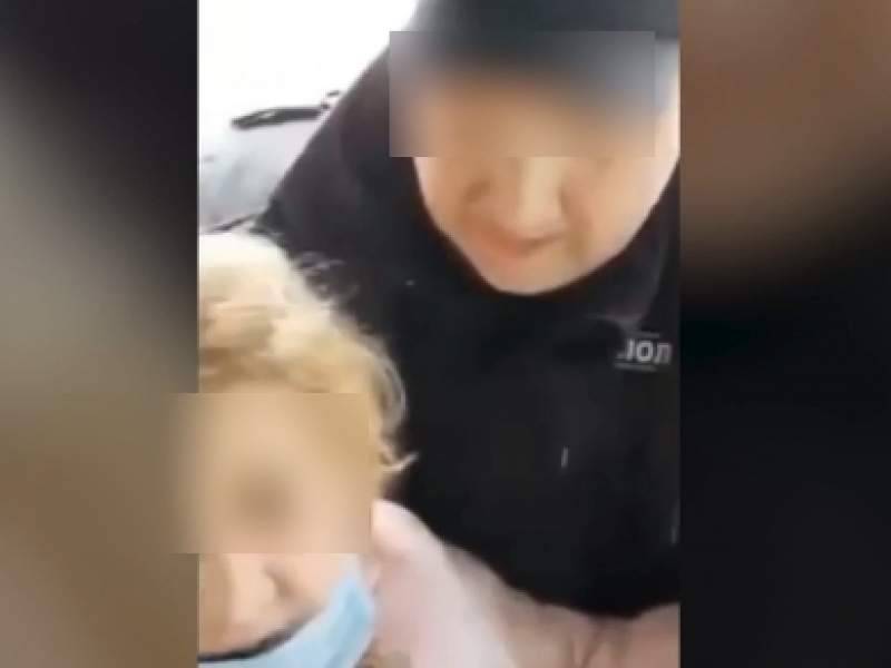 Полиция Москвы проверяет видео с задержанием бабушки на улице
