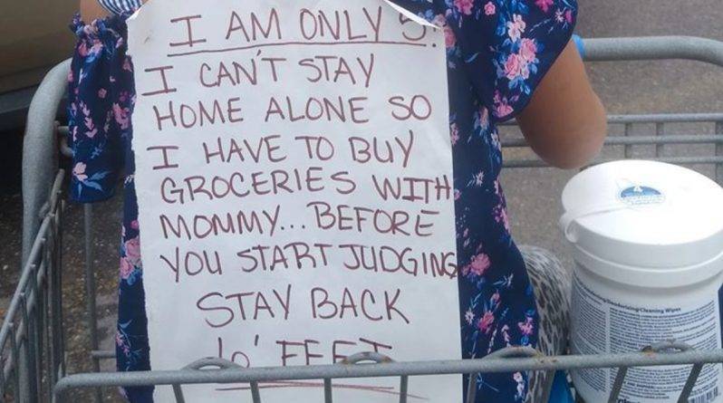 Мама вынуждена была повесить плакат на спину дочери, объясняя незнакомцам, почему они с дочерью делают покупки вместе