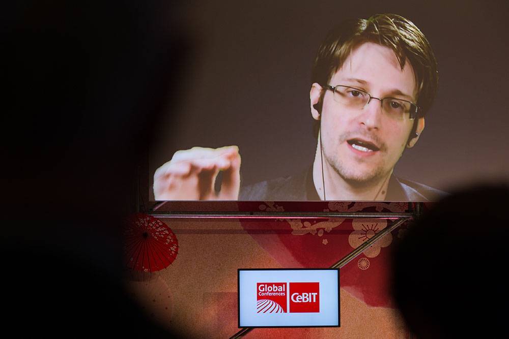 Сноуден попросил российские власти продлить вид на жительство