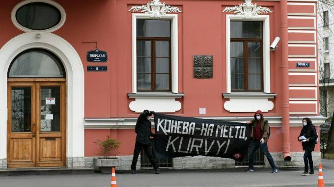 Другороссы атаковали чешское консульство в Петербурге с дымовой шашкой