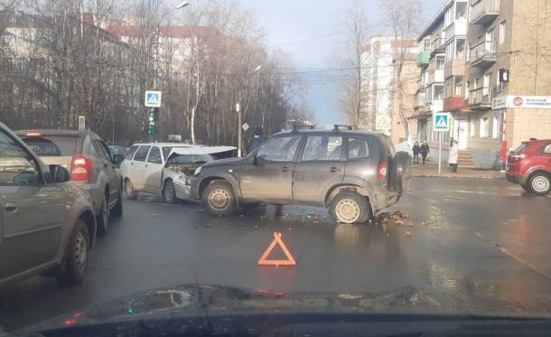 В центре Сыктывкара 72-летний водитель устроил ДТП