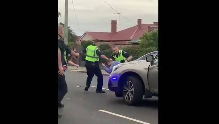 Австралийские полицейские задержали вооруженного преступника, сбив его машиной. Видео