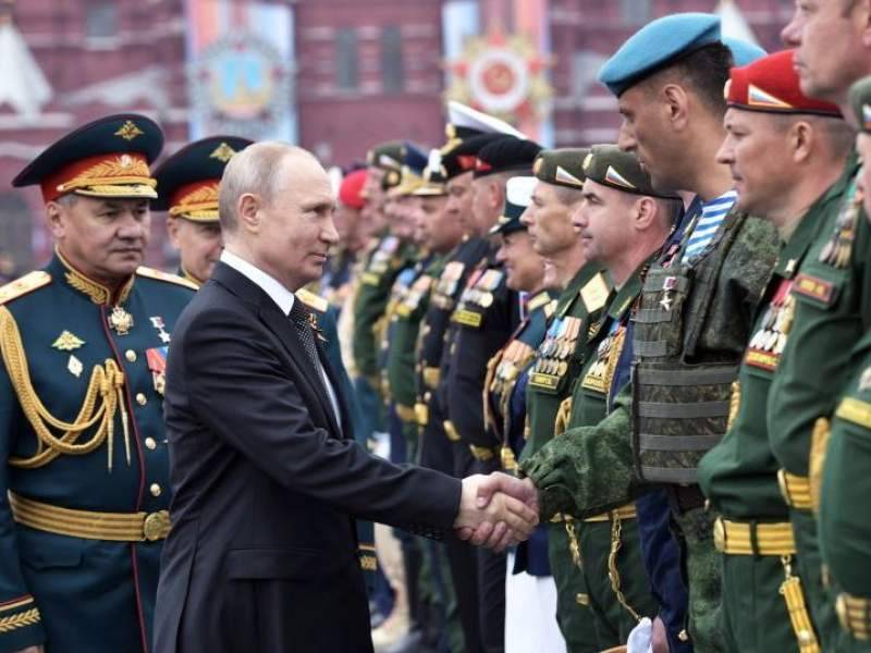 Владимир Путин отложил празднование Дня Победы