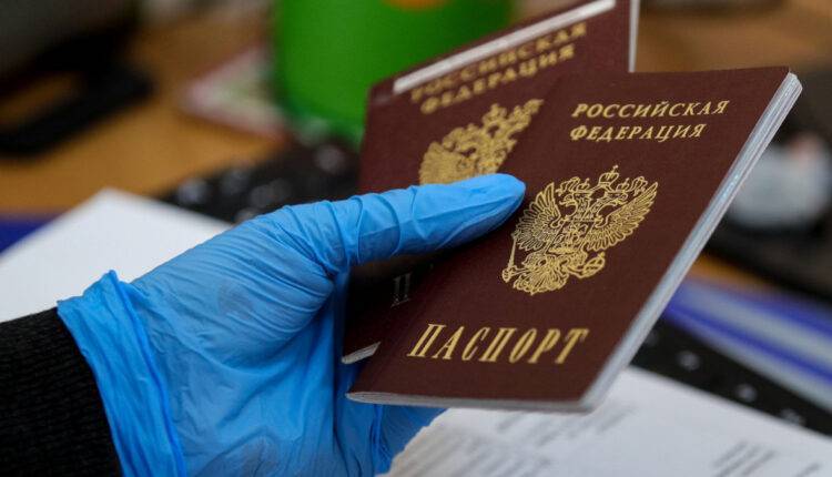 Путин поручил кабмину приостановить истечение сроков действия паспортов