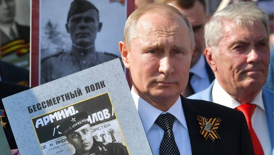 Путин отложил празднование Дня Победы