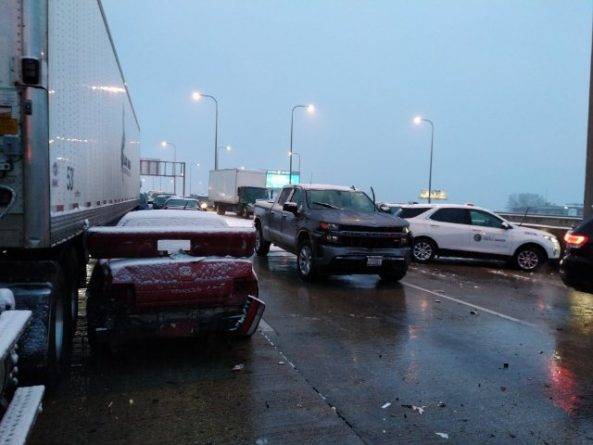 Апрельский снегопад спровоцировал в Чикаго ДТП с участием 60 автомобилей