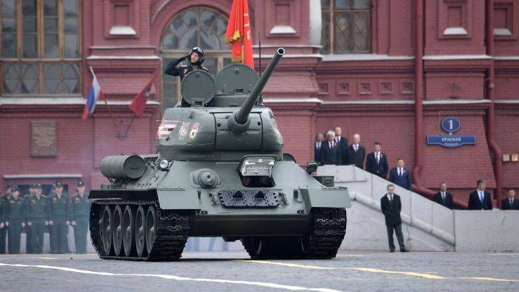 Путин перенес Парад Победы
