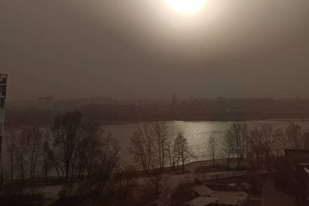«Судный день начинается»: красная песчаная буря накрыла Киев