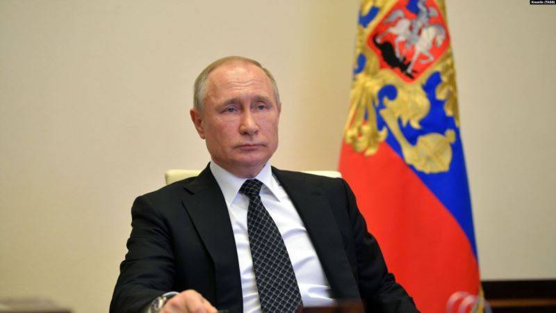 Владимир Путин отложил проведение парада Победы