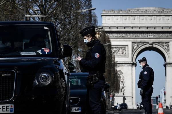 Макрон хвалит, полиция — штрафует «дисциплинированных» французов