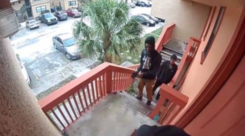 Видео: житель Флориды расстрелял трех вооруженных грабителей, которые забрались в дом