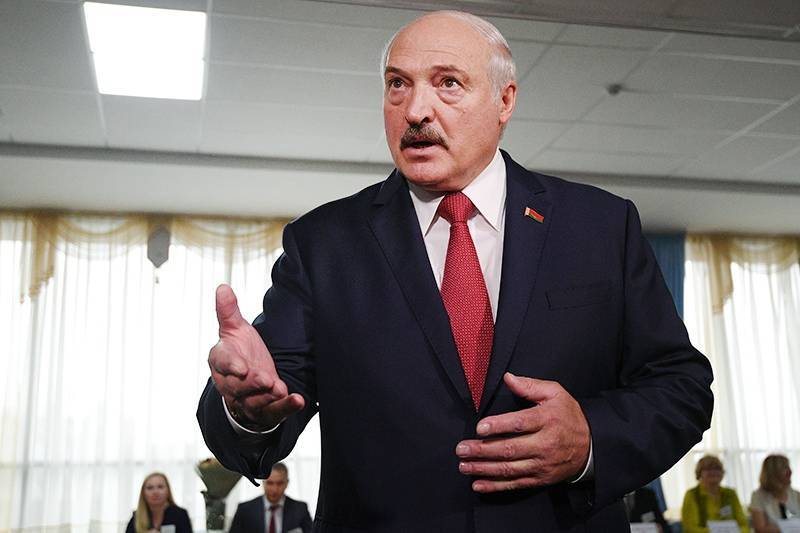 Лукашенко назвал пандемию коронавируса уроком для наркоманов и "курцов"