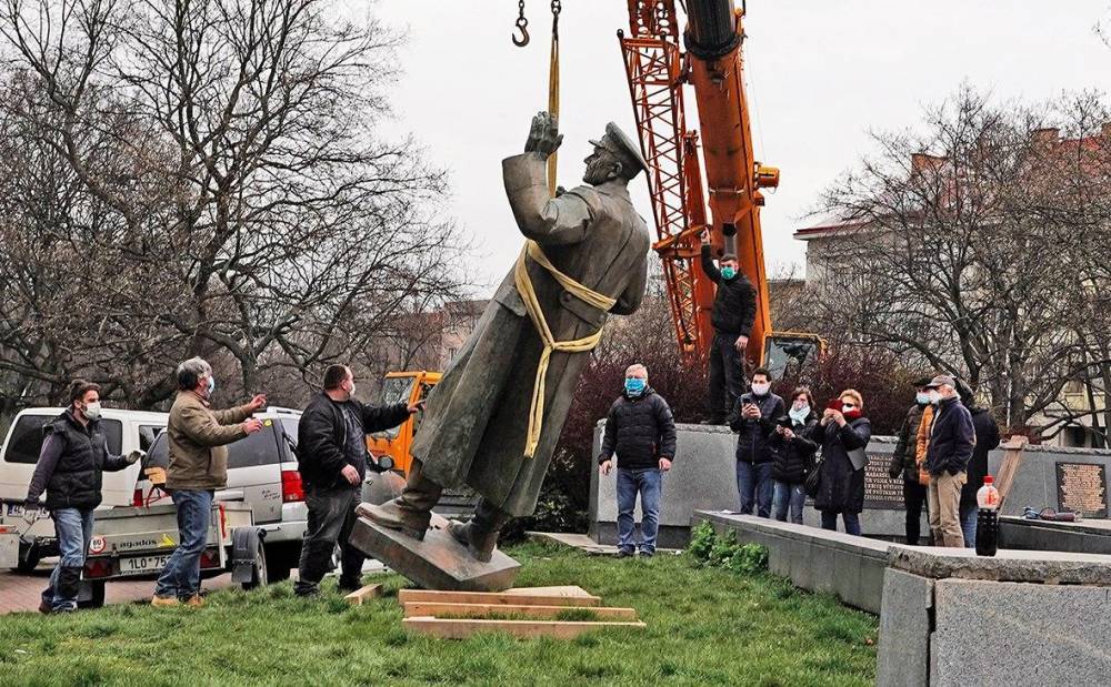 Суд решит, кто ответит за снос памятника маршалу Коневу в Праге
