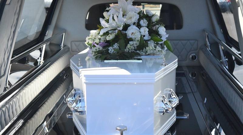 Женщина, которую по ошибке признали мертвой, очнулась в похоронном бюро