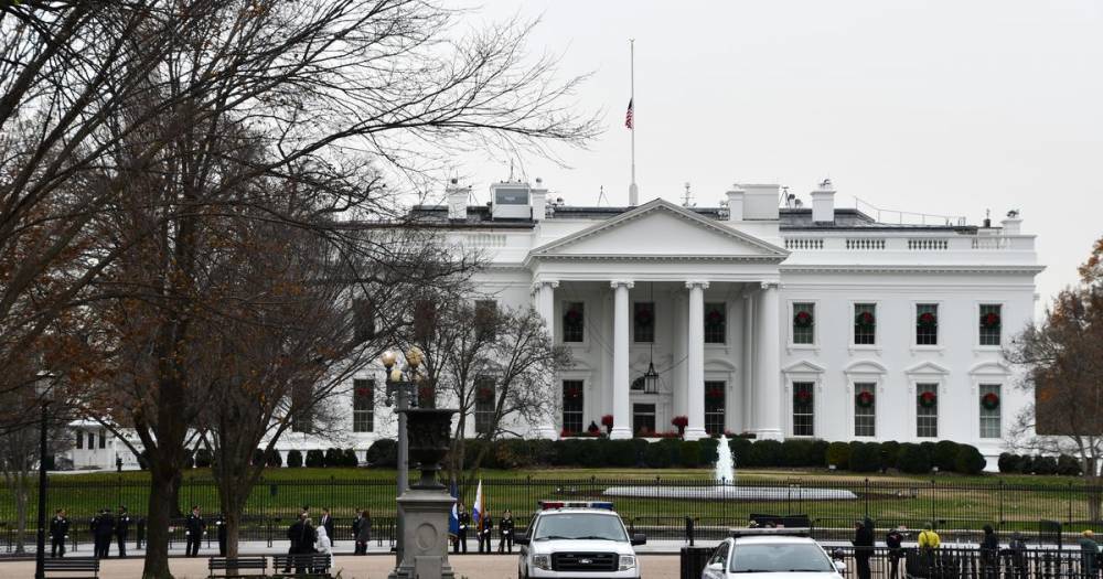 Власти США мобилизовали спецотряд для эвакуации Белого дома