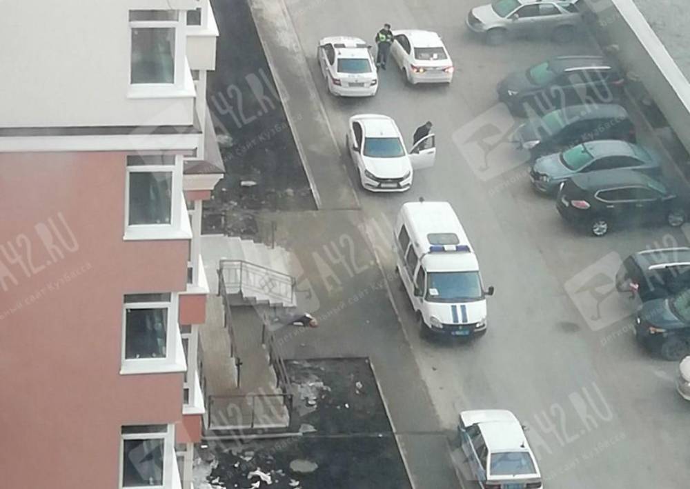 В Кемерове на Притомском мужчина выпал из окна 11 этажа и погиб
