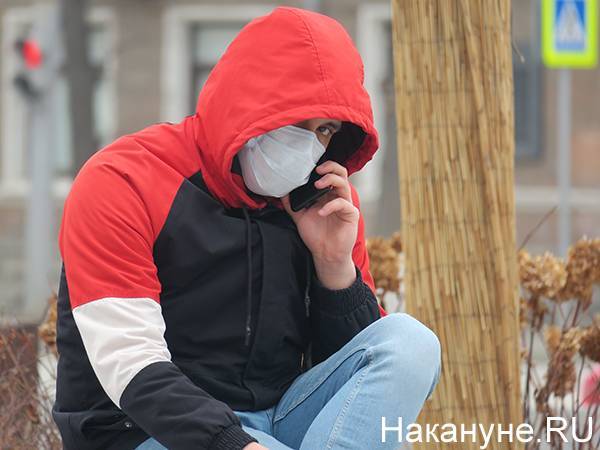 В МЧС советуют перестать носить маски на улице