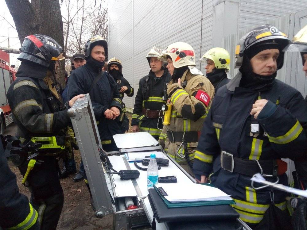 Около 20 человек эвакуированы из горящего здания в центре Москвы