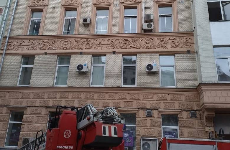 Опубликована видеозапись пожара в старинном здании в центре Москвы