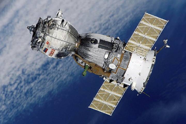 Космический корабль Союз с тремя космонавтами приземлился в степи Казахстана