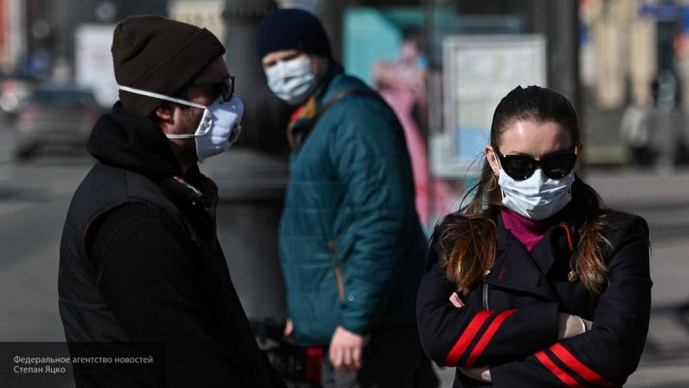 Специалисты МЧС призвали россиян отказаться от ношения защитных масок на улице