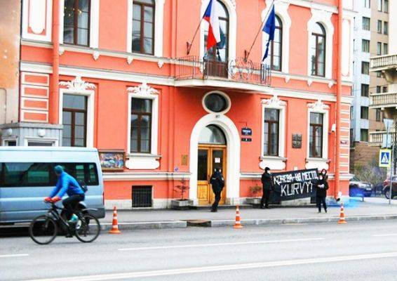 Нацболы провели протестную акцию у консульства Чехии