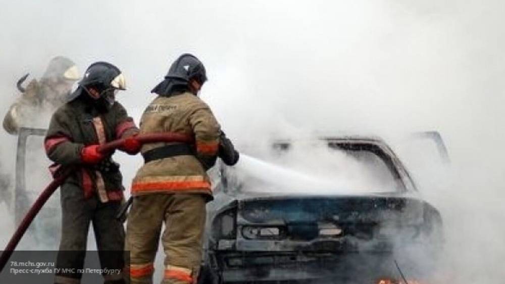 Две машины сгорели дотла во дворе дома в Горелово