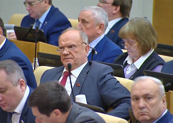Миронов и Зюганов "появились" на пленарном заседании Госдумы дистанционно