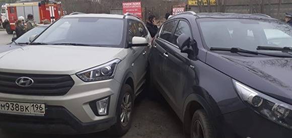 В Екатеринбурге водитель ВАЗа разбил три машины на парковке и сбежал