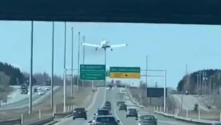 Пилот совершил аварийную посадку на оживленную трассу в Канаде. Видео