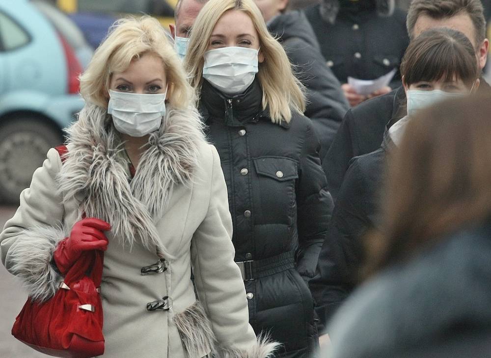 В МЧС РФ призвали прекратить ношение медицинских масок на улице