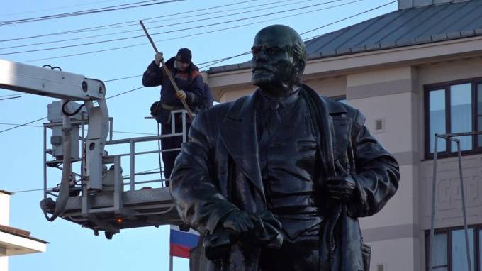 Специалисты устроили водные процедуры памятнику Ленина в Выборге
