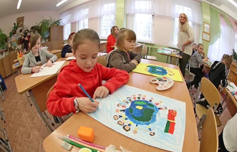 Лукашенко призвал возобновить учебный процесс в школах