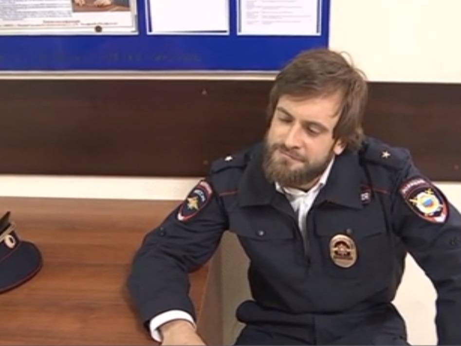Видео задержания художника-акциониста за ношение полицейской формы появилось в Сети