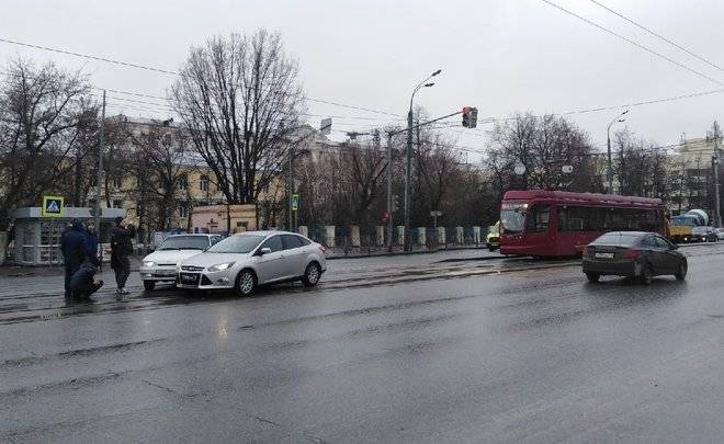 В центре Казани две легковушки заблокировали трамвайное движение