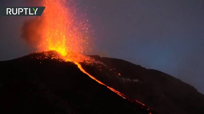 Извержение вулкана Стромболи в Италии — видео